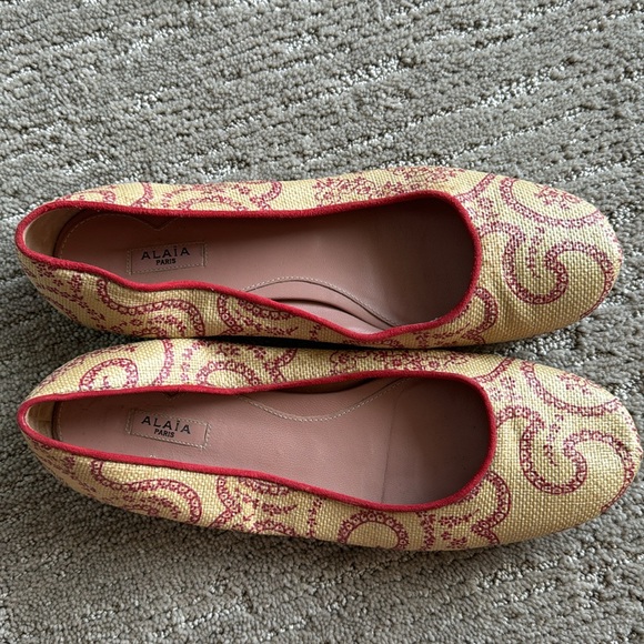 Alaia Tan & Red Geometric Swirl Flats - Picture 5 of 9